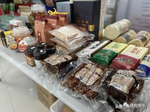 愛(ài)心助農(nóng)消費(fèi)扶貧 來(lái)鳳縣農(nóng)副產(chǎn)品展銷(xiāo)進(jìn)蔡甸機(jī)關(guān)單位